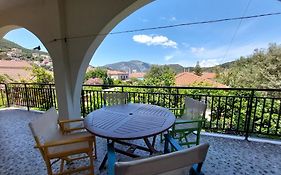 Lourantos Studios & Apartments